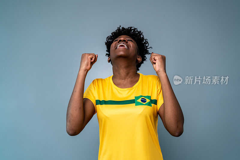 年轻的巴西女运动员/球迷庆祝